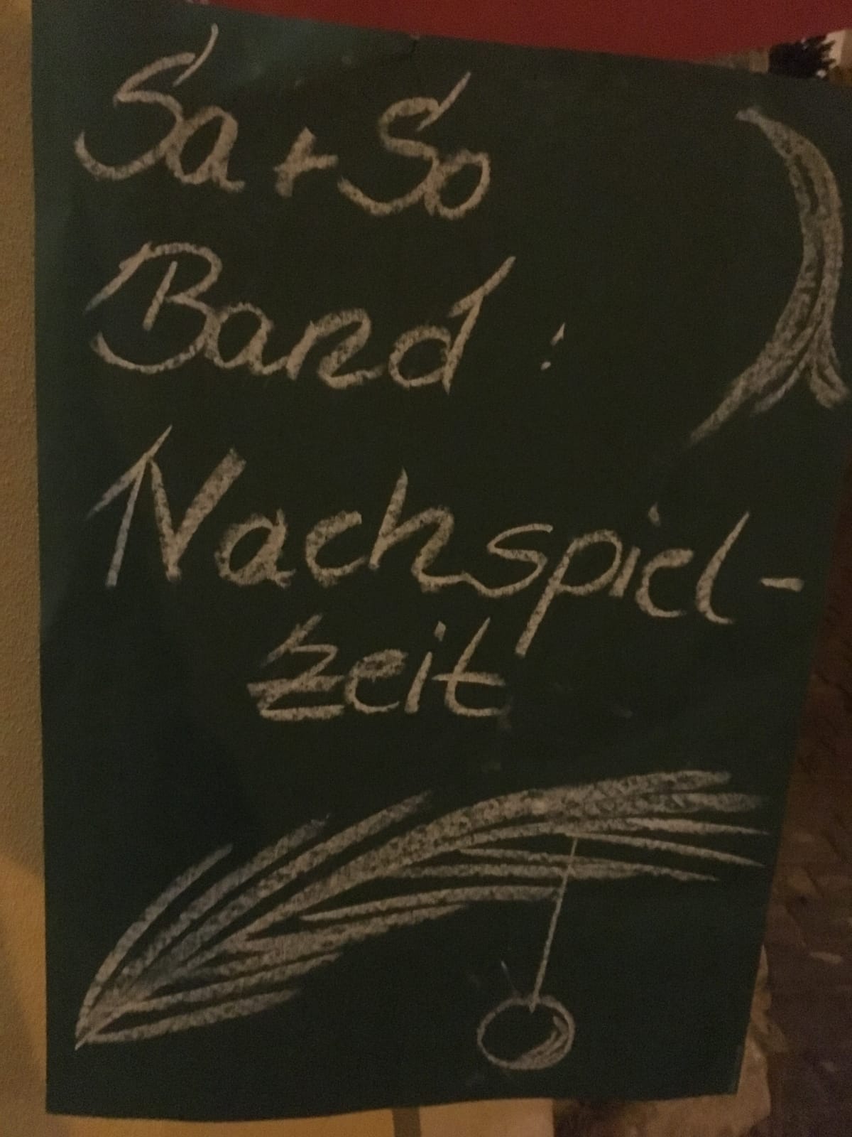 Auf dem Bild sieht man eine Tafel auf der steht 'Sa+So Band: Nachspielzeit'